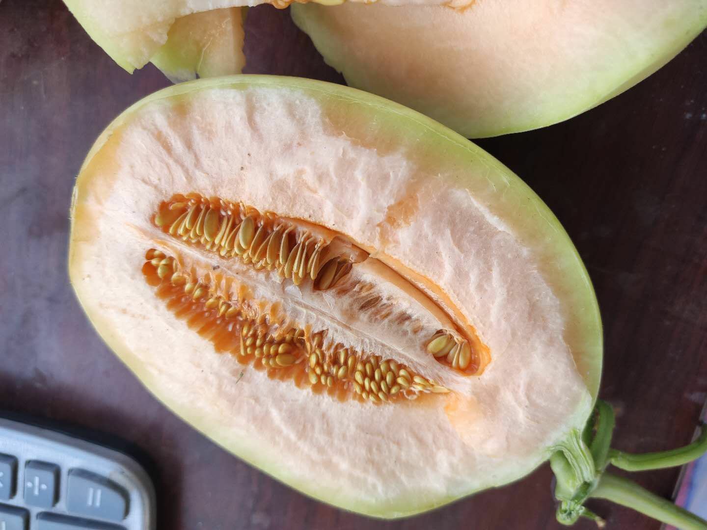 东方蜜1号切开展示内部果肉