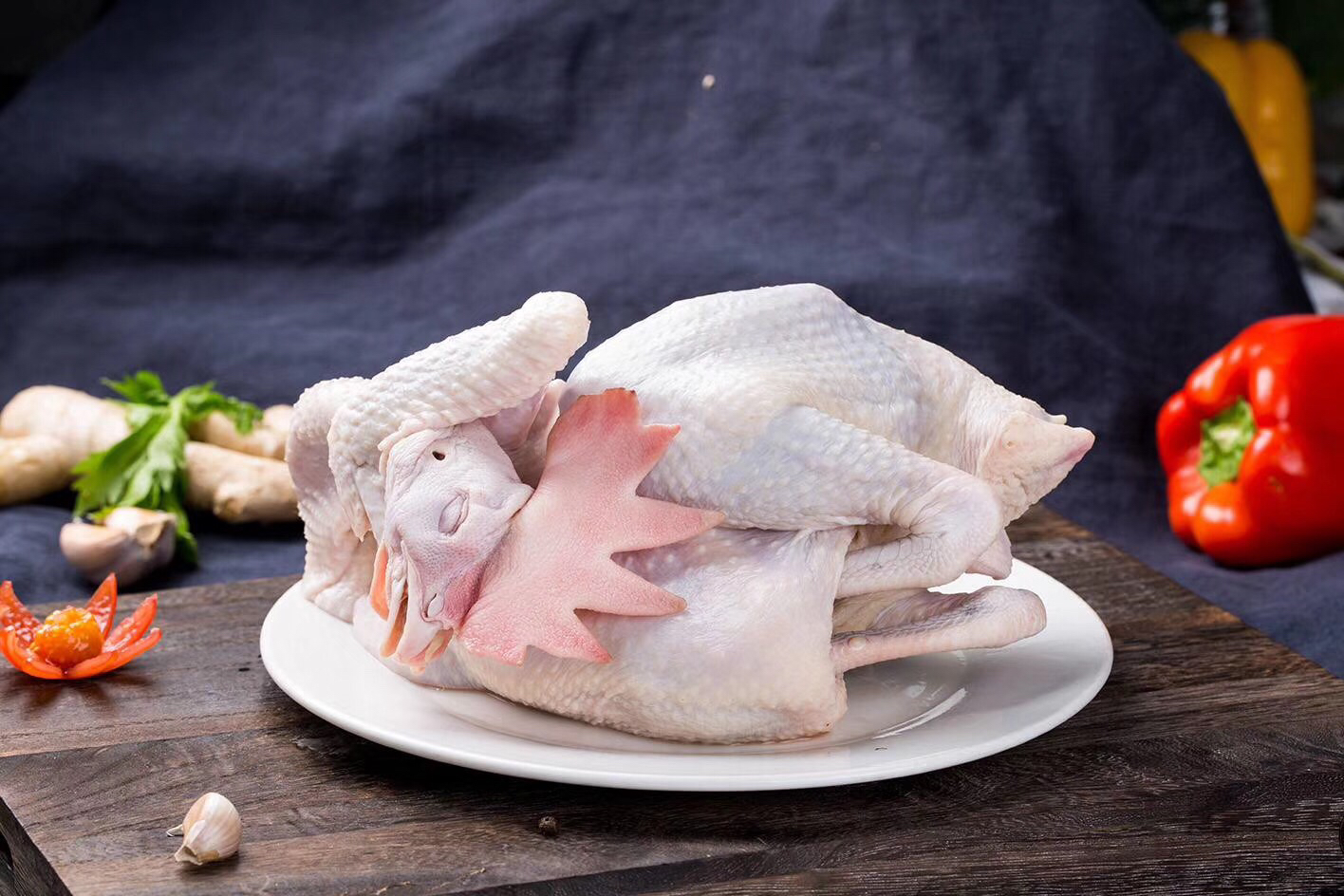 图中展示清蒸鸡肉与茄子的健康烹饪步骤,强调少油少盐 健康鸡肉茄子搭配做法示意图