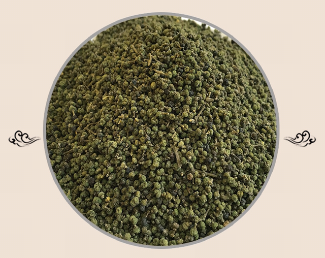 专业中药饮片陈列图:标准GMP车间生产的枇杷花饮片,颗粒均匀、绒毛完整、色泽灰白,体现道地性与规范加工 传统中药房场景:木质药柜中整齐排列带标签的枇杷花饮片罐,标签清晰印有“枇杷花 Eriobotrya japonica Thunb. 花蕾 阴干”及批号、产地、熊果酸含量0.89%