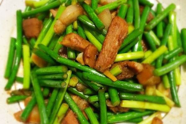 白帽蒜薹家常烹饪场景：不锈钢炒锅中青翠蒜薹段与鲜虾仁同炒，锅气升腾但无焦糊，灶具温度计显示115℃，旁边放置计时器定格在2分15秒