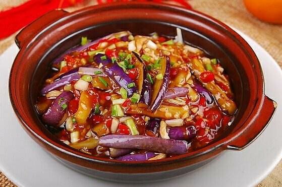 圆茄子炖粉条成品特写：深褐色浓稠酱汁包裹着饱满圆茄块与晶莹粉条，表面点缀翠绿葱花，盛于粗陶砂锅中，热气氤氲，茄块边缘微透光，粉条根根分明有弹性