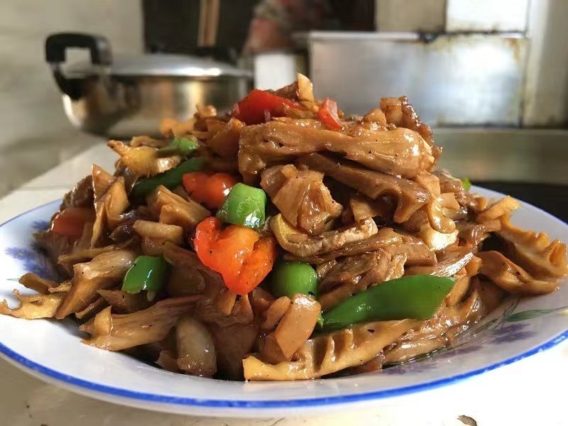 干竹笋家常菜示例：青椒炒泡发笋片，笋片呈半透明乳白色，青椒翠绿鲜亮，锅气十足，无多余油脂，体现低脂高纤健康烹饪方式