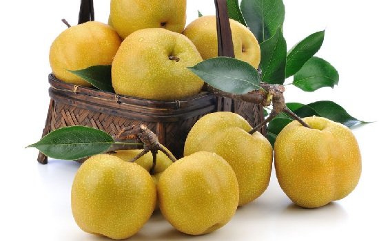 新鲜采摘的白皮鸭梨被横向切开,露出洁白细腻的果肉,汁水充盈,无明显石细胞团块,果核小而规则,背景为木质砧板与自然光环境,突出水果的新鲜感与食用场景 鸭梨切开特写高清图