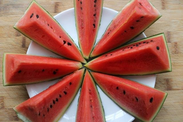 黑美人西瓜在果篮中的展示