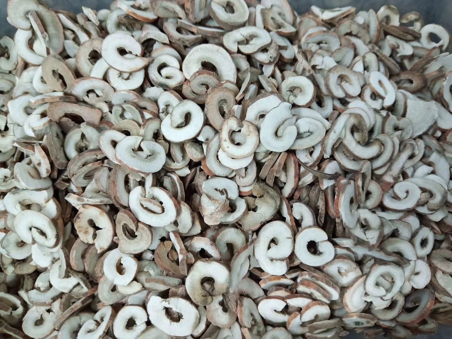 展示藏红花与浙贝母干品的对比图,背景为木质桌面,清晰呈现药材外观特征 藏红花与浙贝母药材图