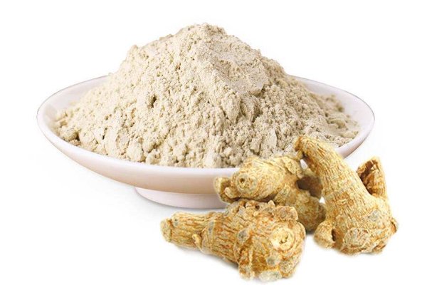 三七粉末显微结构对比示意图：左图为18头三七超微粉（颗粒更均匀、细胞破壁率＞98%，可见清晰淀粉粒残留与皂苷结晶反光点），右图为20头三七粉（粒径分布略宽，少量未破壁组织碎片）