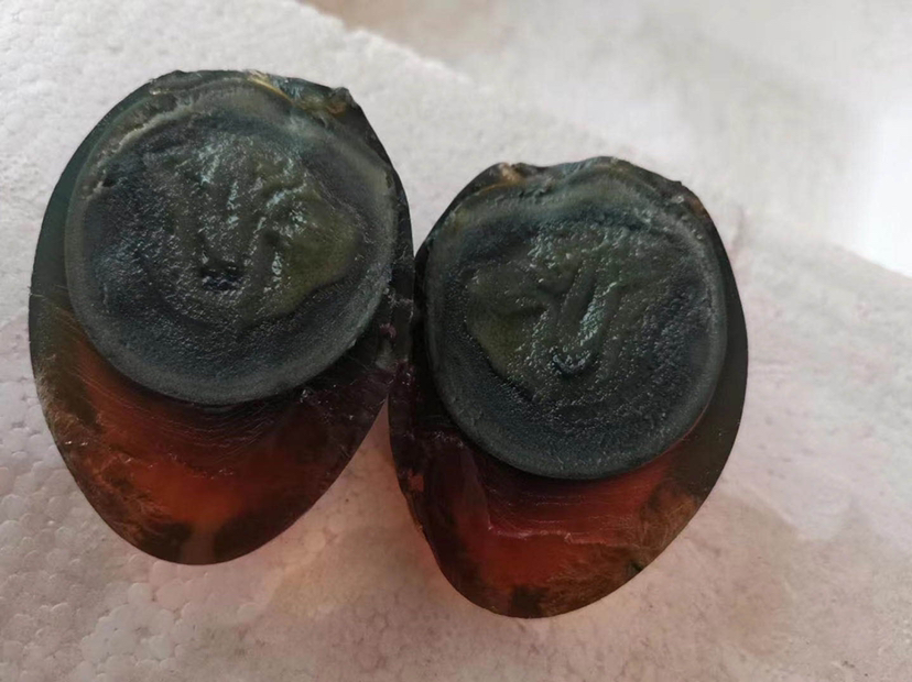 展示两个鸡蛋,一个壳面干净粗糙,另一个壳面有黑斑 鸡蛋外观对比