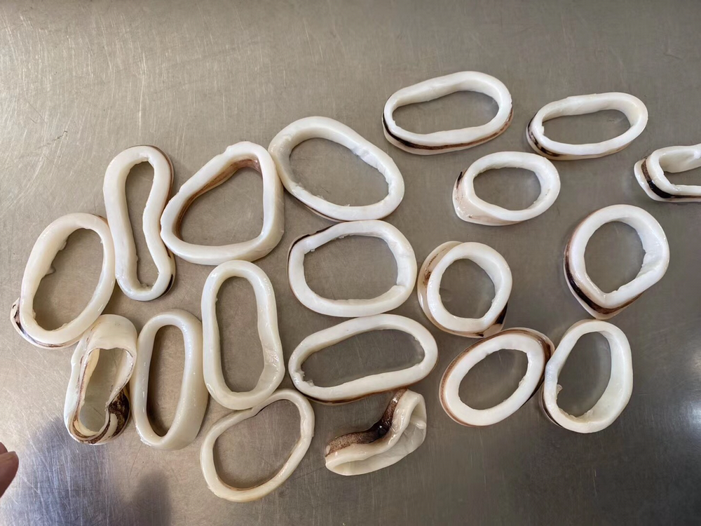 家庭厨房中墨鱼与鱿鱼的不同烹饪方式实景图