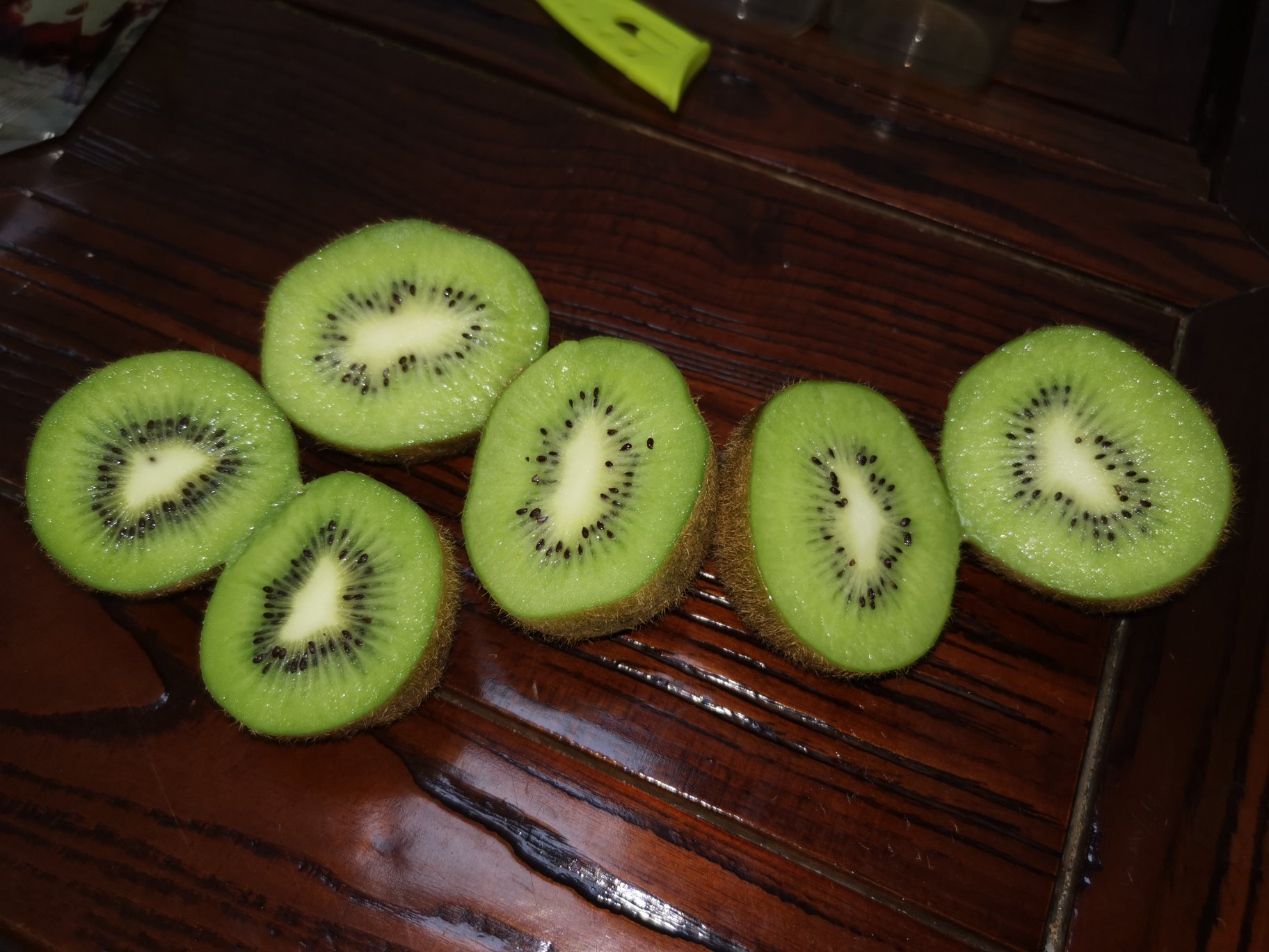 绿心猕猴桃切面特写