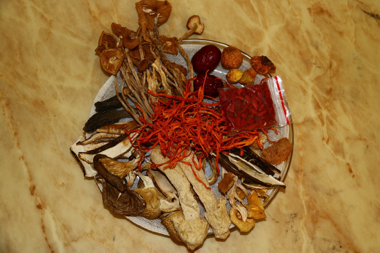 图片说明:展示三种常见昆布类型——真昆布、罗臼昆布和利尻昆布,每种颜色和纹理略有差异 不同种类的昆布展示图