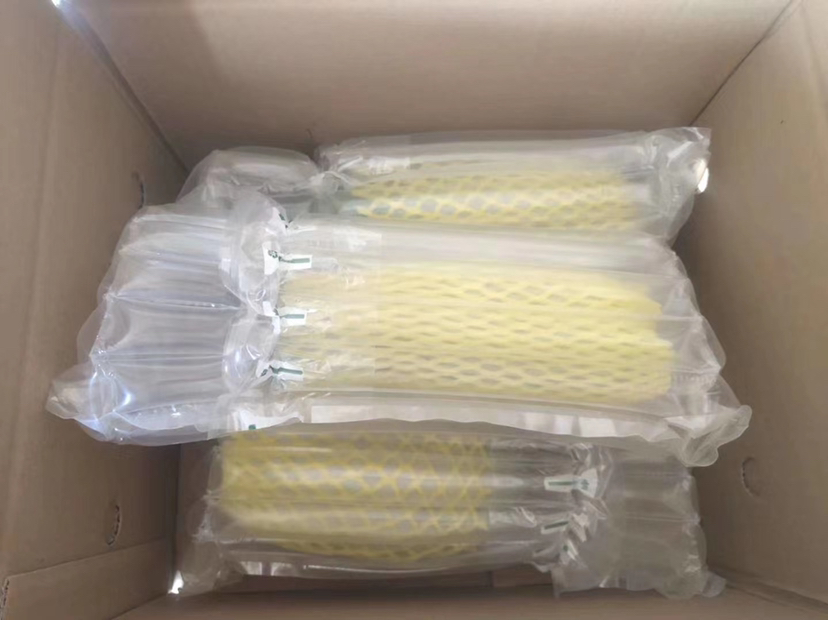 甜羊角蜜脆瓜在包装车间进行分拣和装箱,展示其标准化包装流程与物流运输准备状态 甜羊角蜜脆瓜的包装与物流运输场景