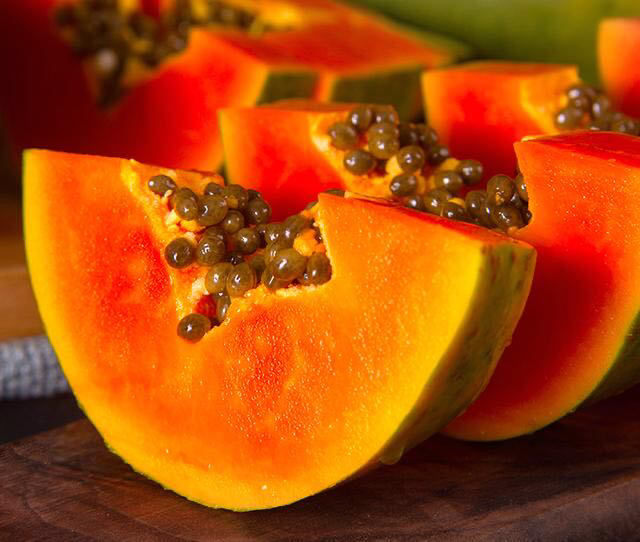 柱状图对比红心木瓜、苹果、香蕉、橙子、荔枝的每100克可溶性糖含量,红心木瓜柱状最低,标注数值为8.5克,图表清晰标注单位和数据来源,背景简洁专业 红心木瓜与其他水果糖分对比图表