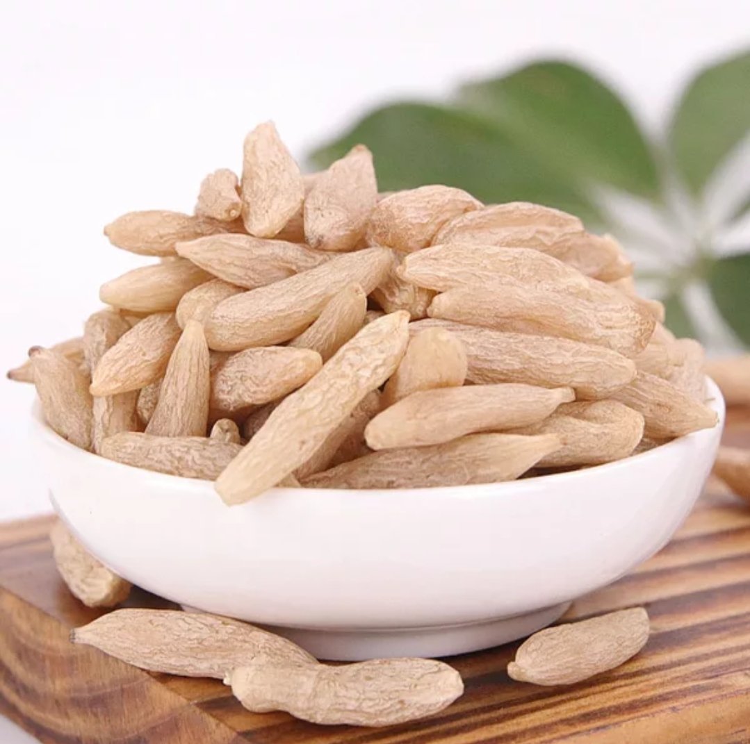 展示太子参沙参麦冬汤的成品汤剂,盛放在陶瓷碗中,汤色清亮,旁边摆放药材原材料 太子参沙参麦冬汤成品图