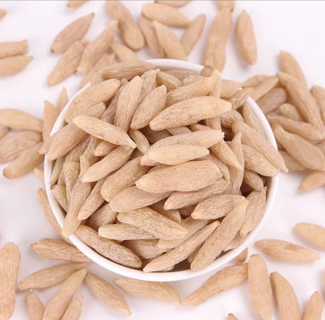 沙参麦门冬汤家庭食养成品：浅琥珀色清润米粥，表面浮少量玉竹丝与麦冬粒，盛于青瓷碗中，背景为北沙参饮片与新鲜麦冬植株