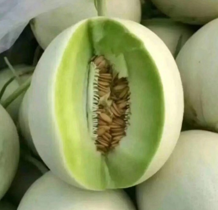展示玉菇甜瓜切开后的果肉与籽粒结构 玉菇甜瓜切开后内部结构