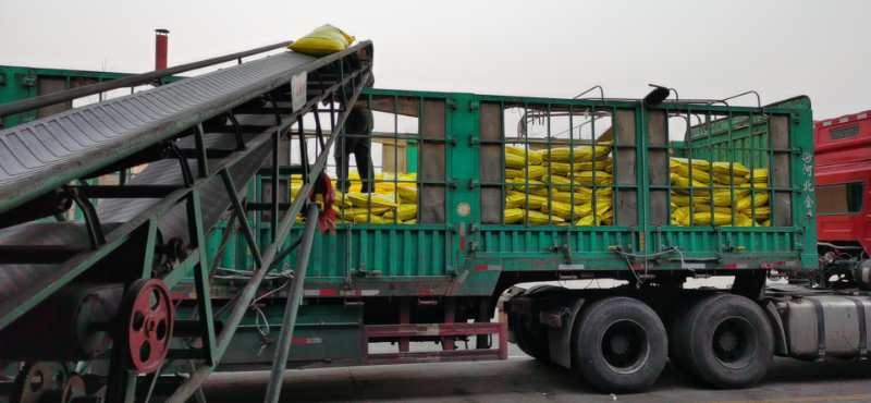 一款带有有机认证标志和非转基因声明的大豆产品包装特写 有机大豆产品包装示例