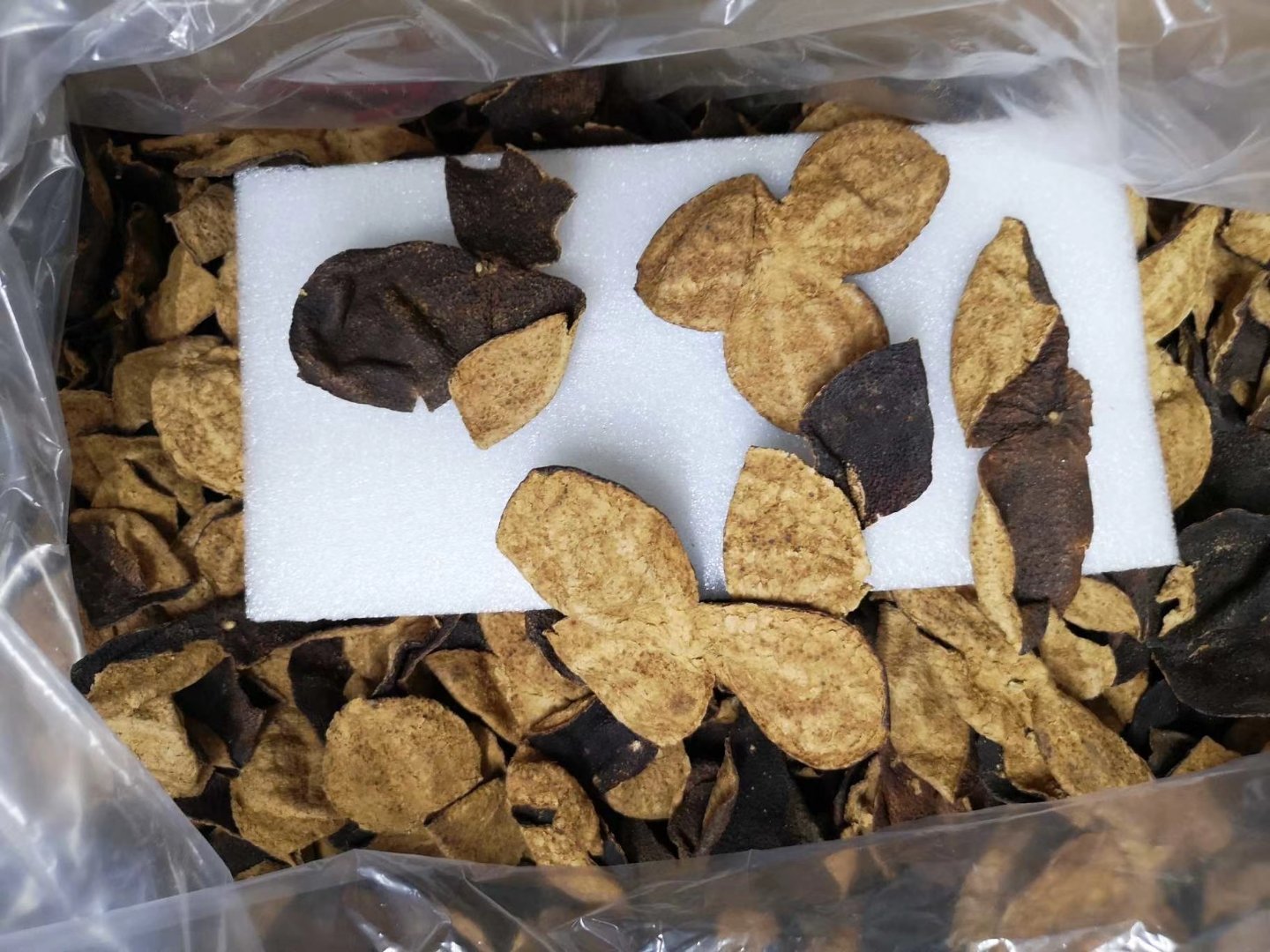 陈皮、浙贝母、川贝母、甘草的实物图展示,摆放整齐,背景简洁 陈皮川贝甘草煮水的药材搭配图