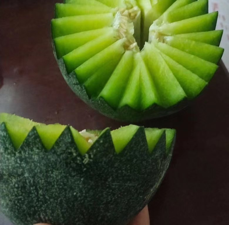 玉菇甜瓜应用场景组图：左上为礼盒装（哑光白盒+烫金logo+棉麻束带），右中为餐厅摆盘（切块玉菇置于黑陶碟，搭配紫苏叶与山羊奶酪碎），左下为家庭场景（儿童小手正用迷你挖勺取食果肉）