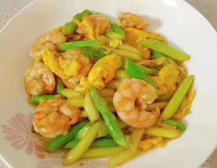 清炒小竹笋配虾仁的精致菜肴