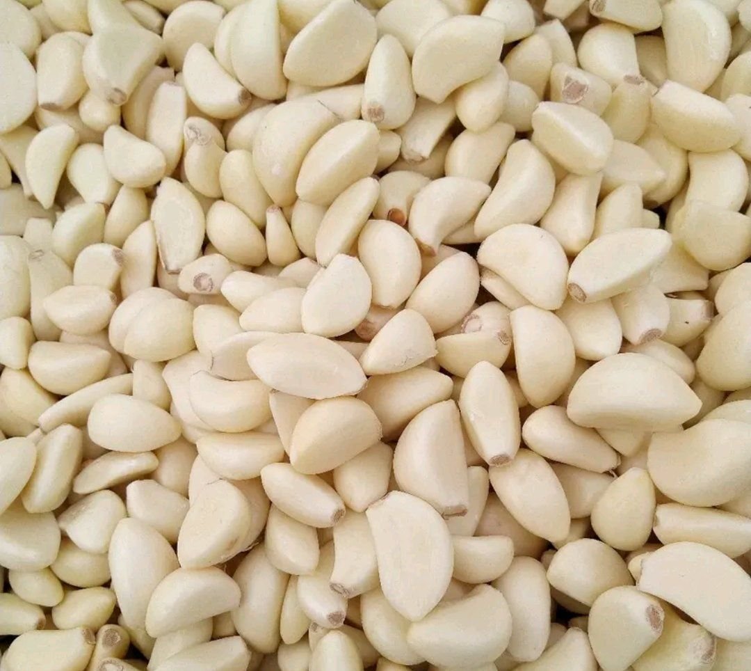 家庭厨房中使用新鲜蒜米进行炒菜