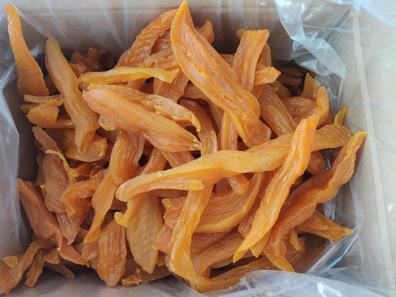 平铺式产品陈列摄影:左侧为新鲜西瓜红甘薯整薯;中部为真空包装即食烤薯、冻干红心薯粒、橙红色甘薯粉条;右侧为终端应用:红心薯泥杯、甘薯风味乳酪包切面、红薯糖水碗(浮有红心薯丁),所有产品均凸显统一橙红主色调 西瓜红甘薯深加工产品矩阵图