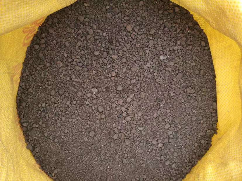 航拍视角:银灰色钢结构现代化厂房外立面印有‘国家大豆加工技术研发中心’标识;厂区内AGV无人运输车沿磁导线运送蓝色吨袋装大豆原料;透过透明参观廊道可见内部全自动生产线:大豆经振动筛除杂后进入不锈钢色选机,随后分流至压榨线(金黄色豆油管道)与湿法提取线(白色蛋白浆液管道),控制室大屏实时显示各环节蛋白含量、异黄酮得率等关键参数,体现数字化、绿色化、高值化特征 现代化大豆加工智能工厂实景