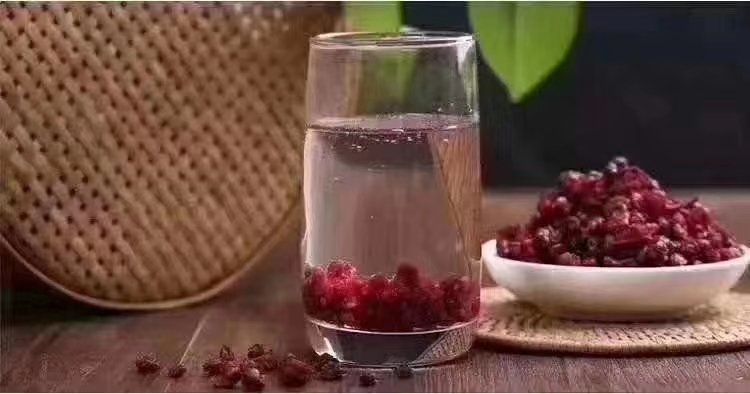 五味子泡水图示,展示五味子干果与热水冲泡后的状态 五味子茶饮制作示意图