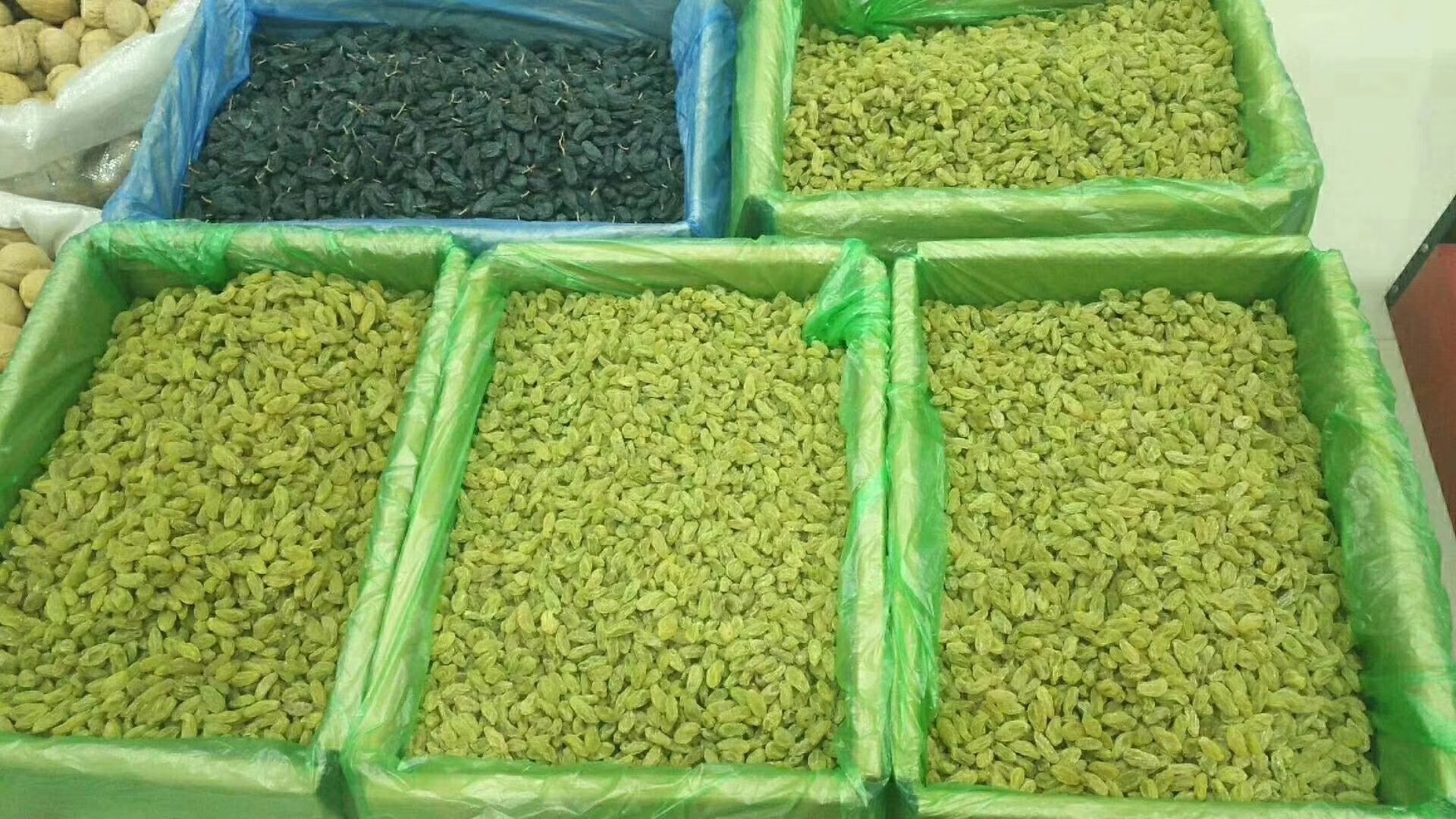 超市水果货架上贴有转基因标识的产品
