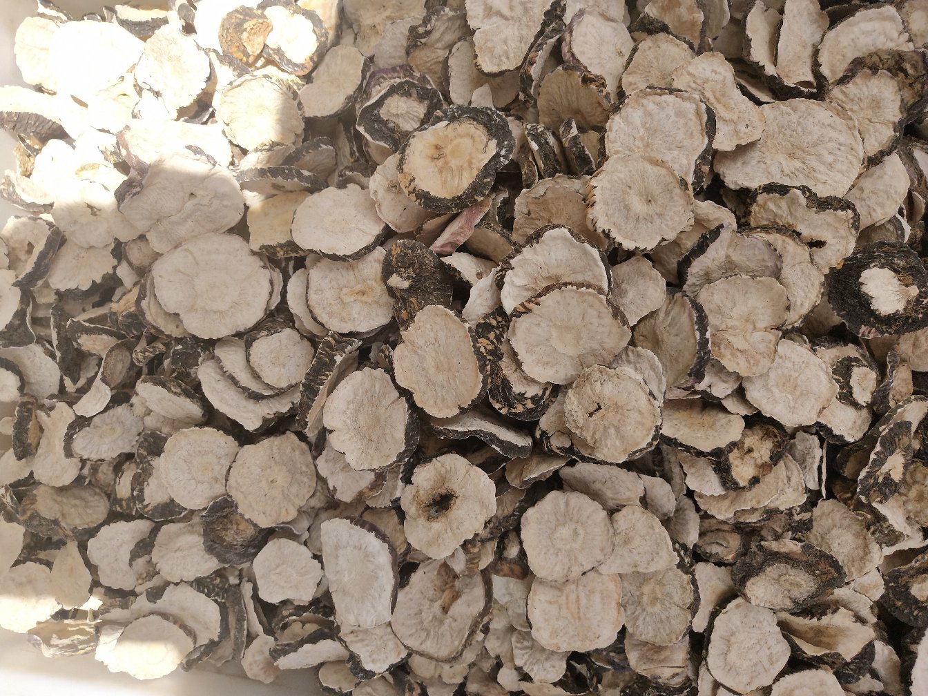 黑玛卡干片与新鲜食材摆放对比图