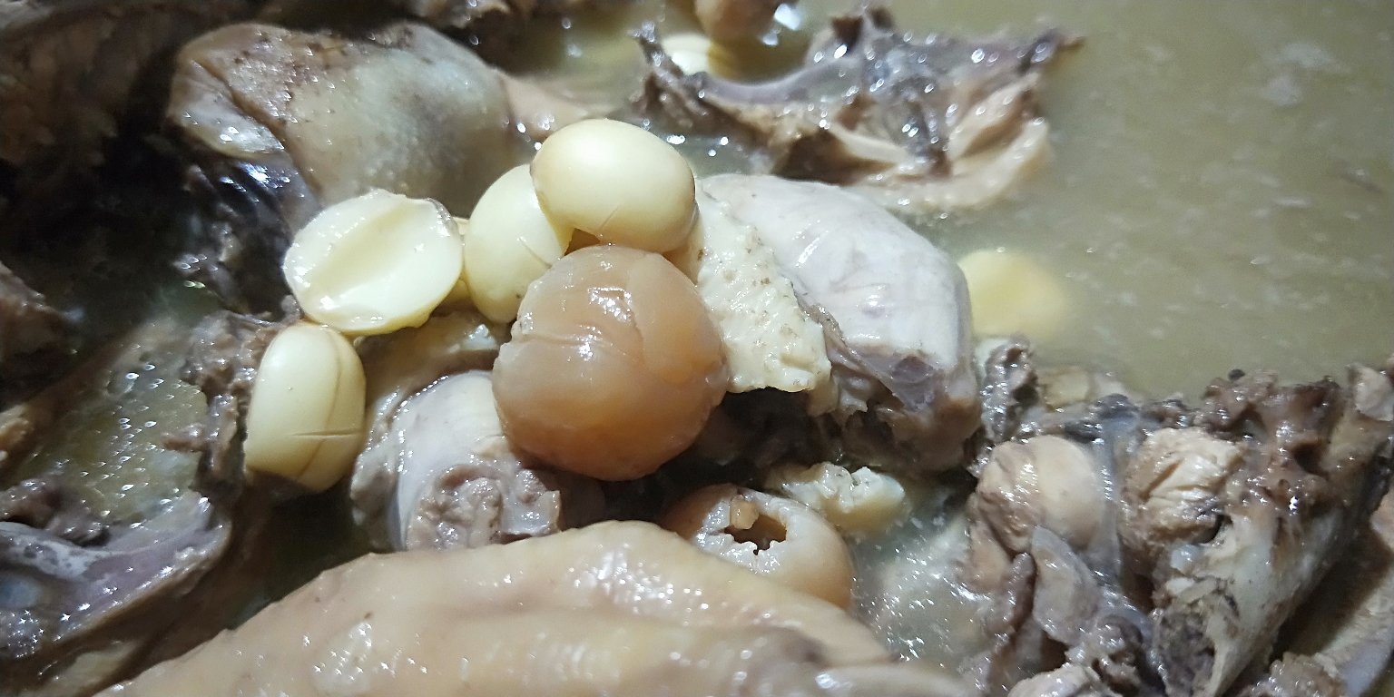 莲子炖老母鸡汤成品图