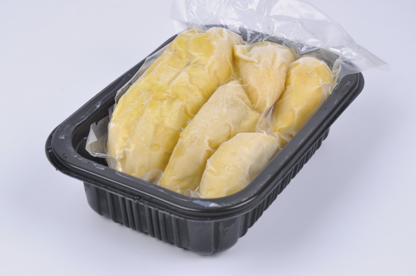 一间洁净的现代化食品加工车间,身穿白色防护服的工人正在流水线上将去壳后的猫山王果肉放入真空包装袋,旁边有低温传送带连接速冻隧道,背景可见‘-18°C Cold Chain Packaging’标识,强调冷链物流的专业性与卫生标准 现代化榴莲冷链包装车间内工人正在处理猫山王进行速冻封装