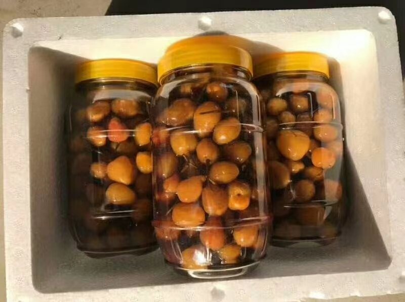 玻璃罐中盛放的自制泡椒特写