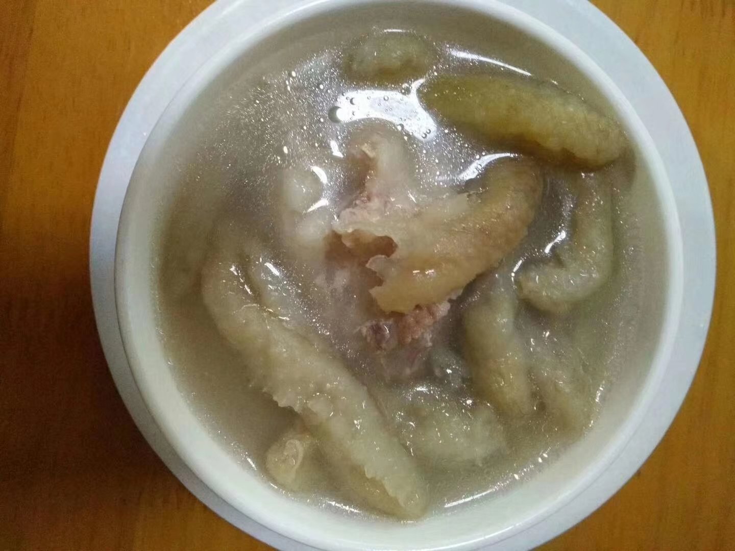 一碗热气腾腾的海参西洋参鸡汤,汤色金黄,食材丰富,香气扑鼻 海参西洋参鸡汤成品图