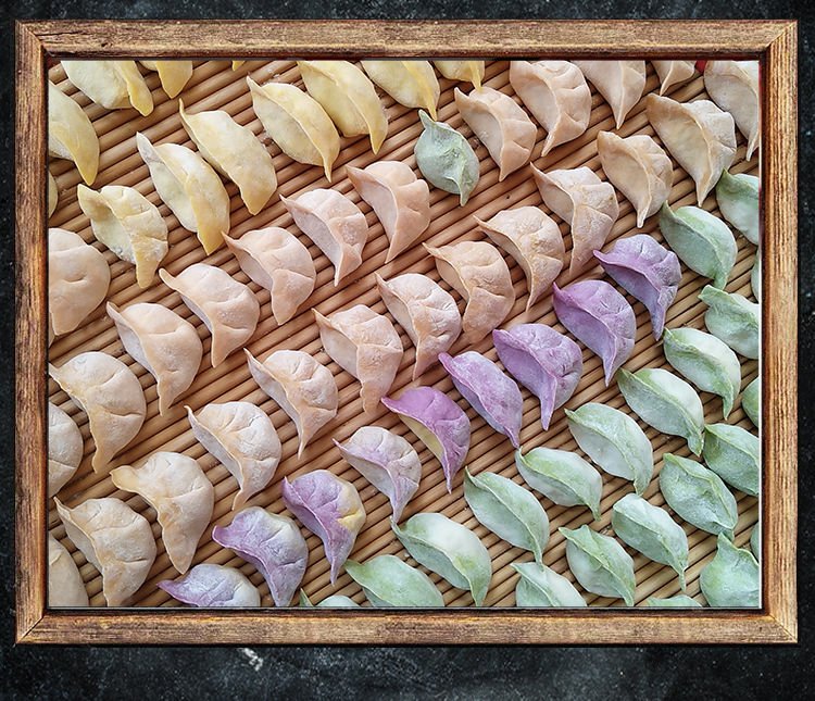 一家人围坐包饺子的温馨场景