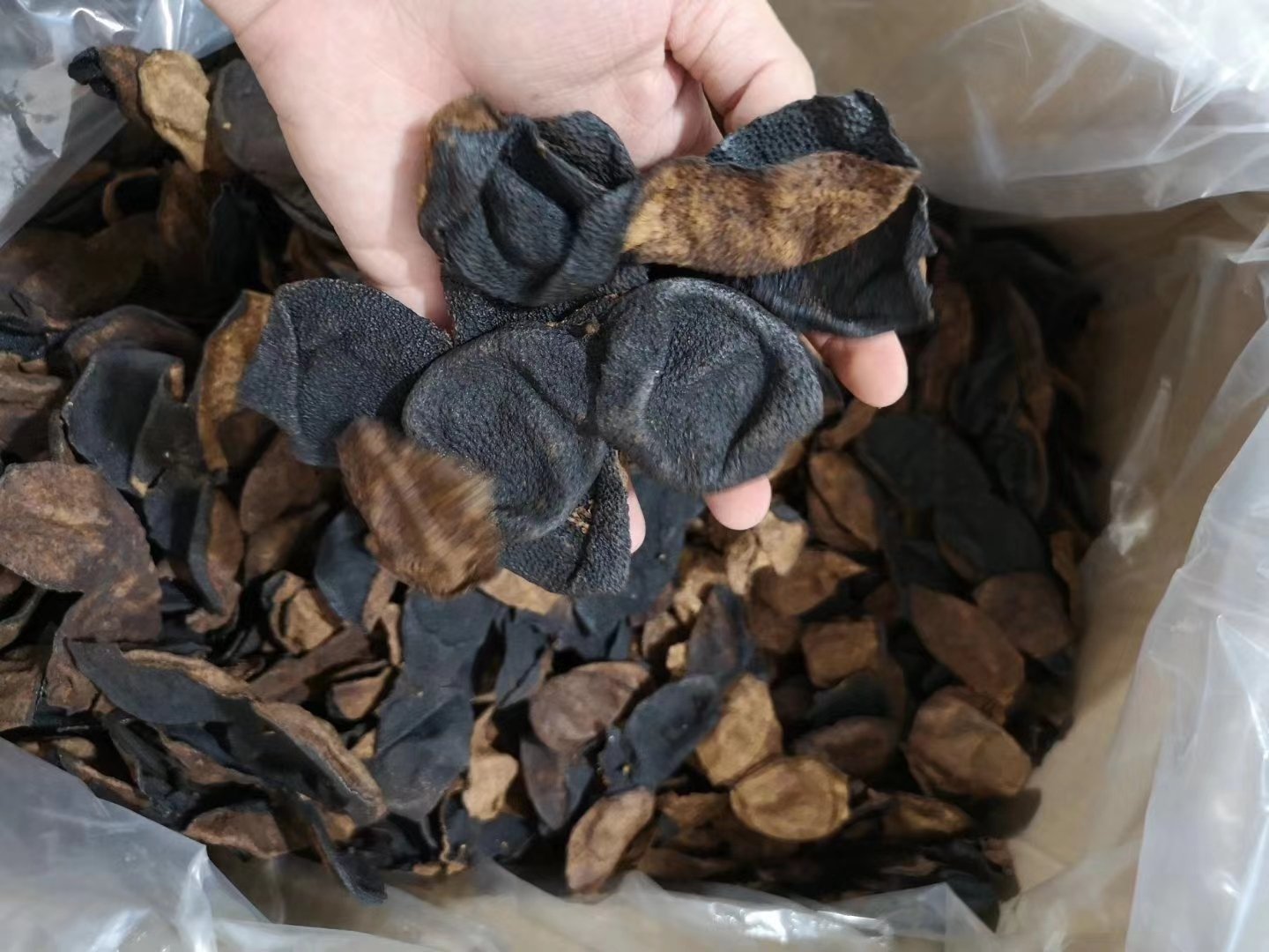 透明玻璃茶壶中浸泡着山楂片与陈皮条，茶汤呈透亮琥珀红色，底部可见细微果胶析出，壶旁放置温度计显示水温75℃，旁边配有计量勺与电子秤（显示5.0g山楂+3.0g陈皮）