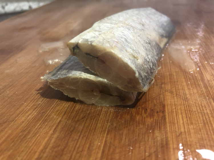 展示带鱼红烧与秋刀鱼炭烤的烹饪方式 带鱼与秋刀鱼烹饪方式对比