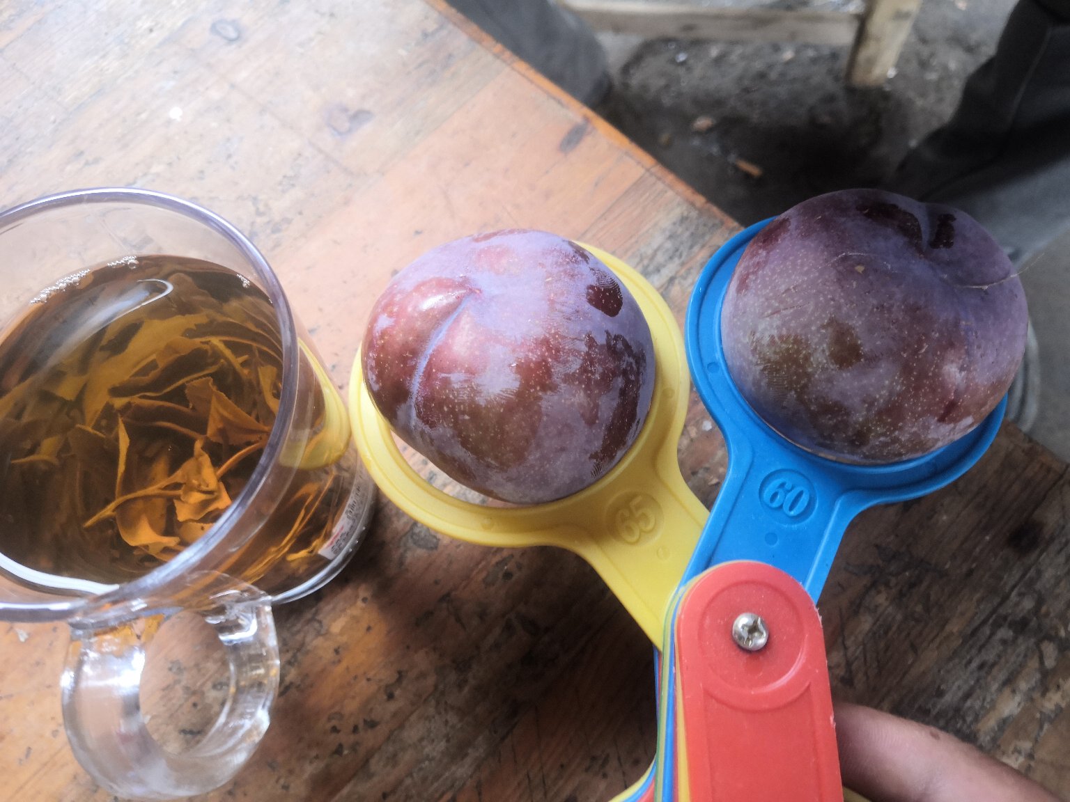 黑宝石李子制作成果汁与果酱