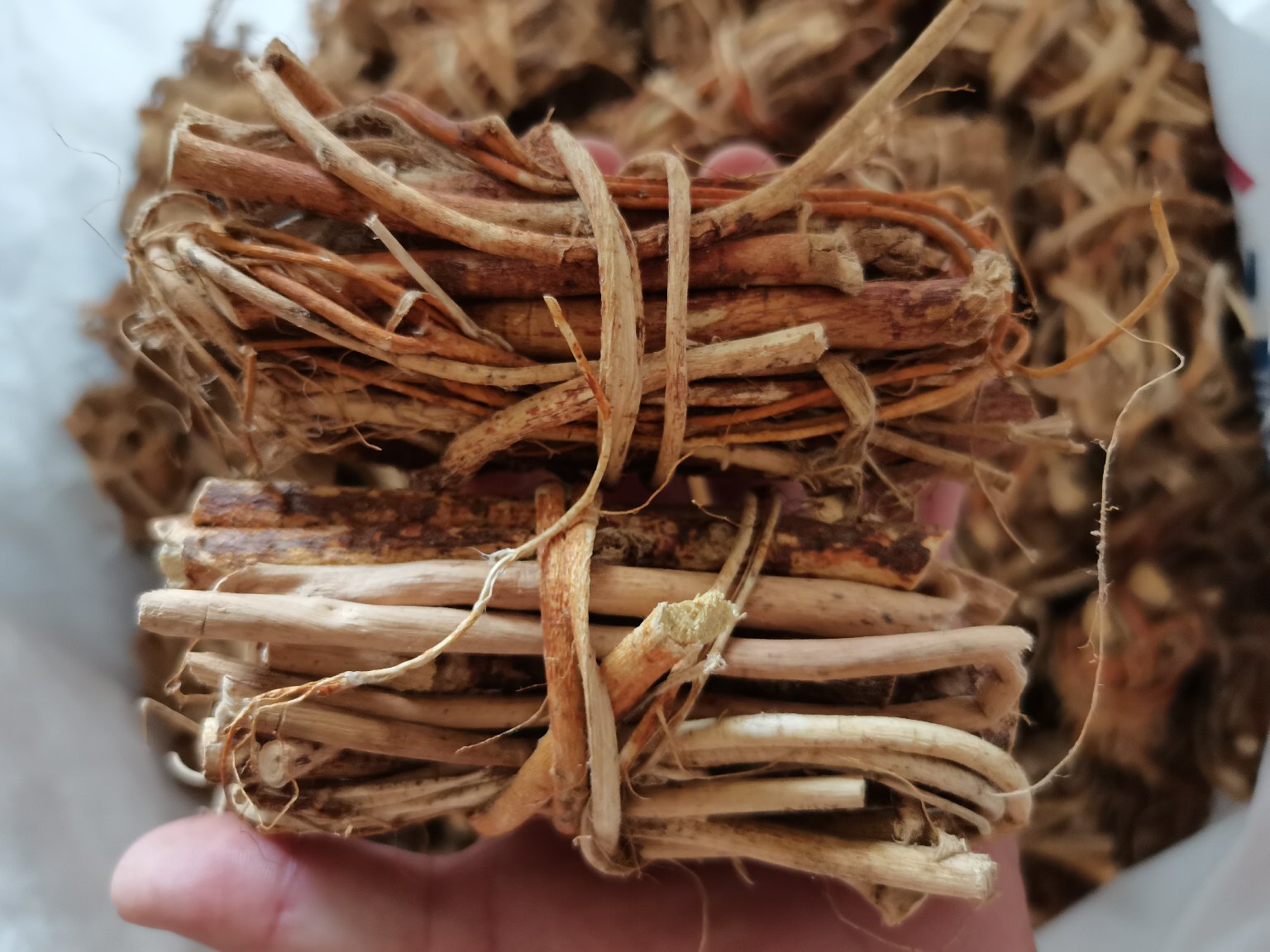 脸部皮肤因桃毛接触出现轻微红肿示意图,展示典型过敏反应 脸部皮肤因桃毛接触出现轻微红肿示意图