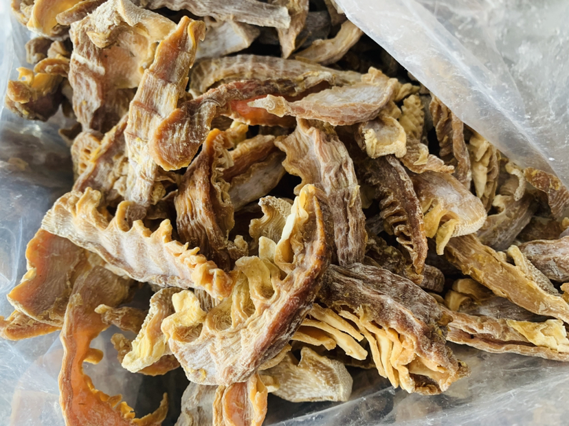 木制餐盘上陈列四种雷竹笋制品:左侧为新鲜带壳笋,中间为焯水后的金黄笋片,右侧为真空包装即食笋和传统竹篮装笋干,背景为春日竹林,突出从原材到成品的完整链条 雷竹笋成品展示
