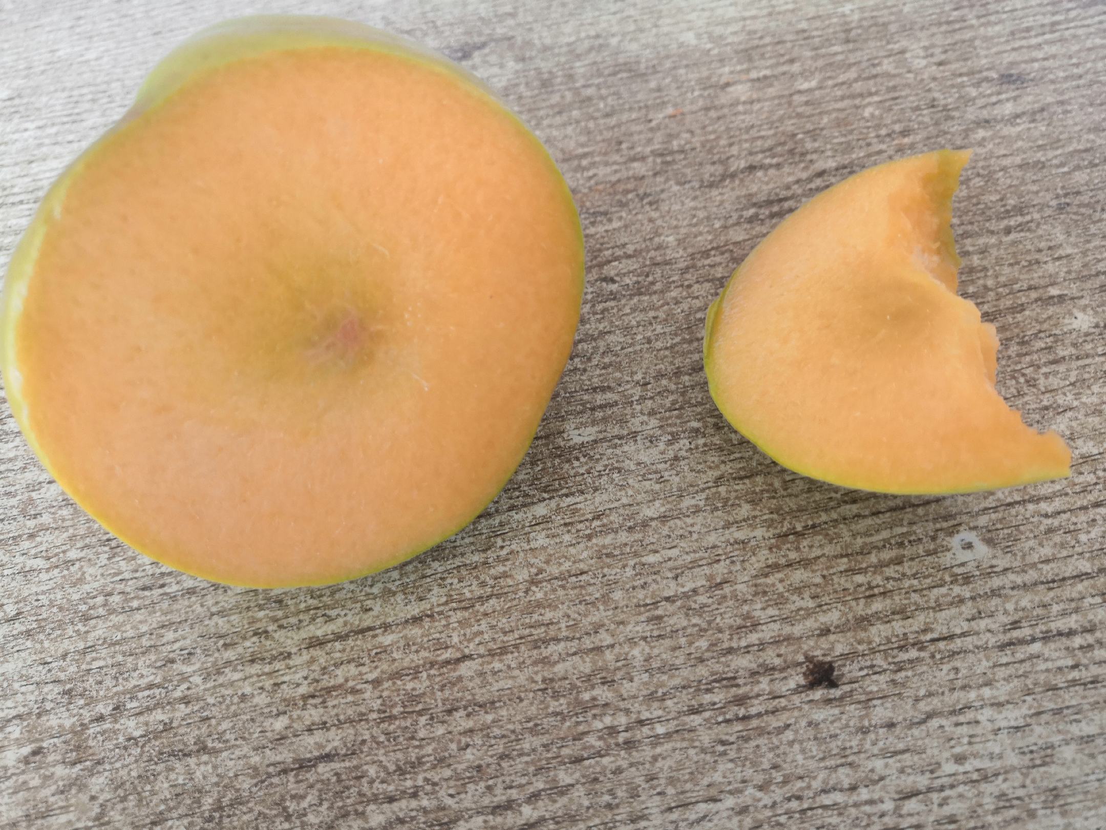 83黄桃果实特写展示图