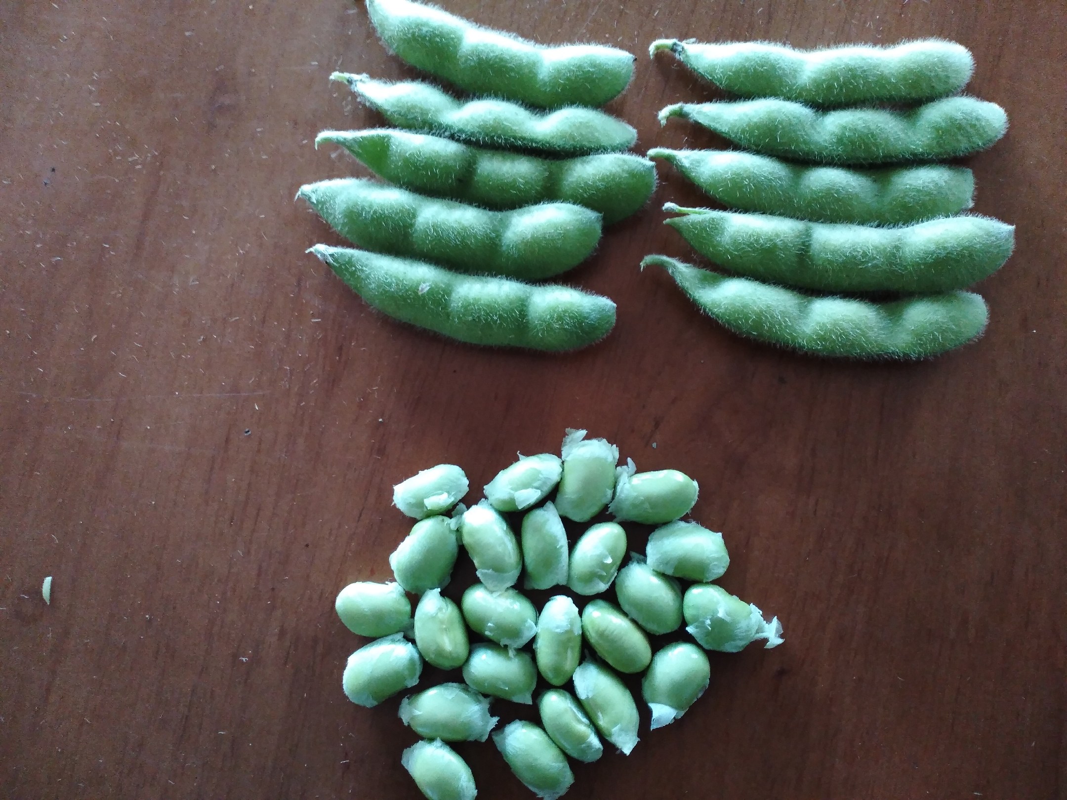 毛豆整颗与去壳后的对比图