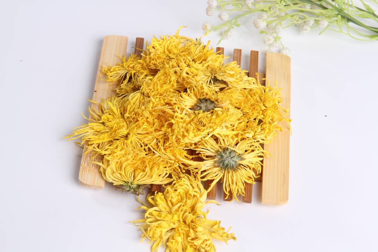 金丝皇菊茶搭配枸杞泡茶的养生组合