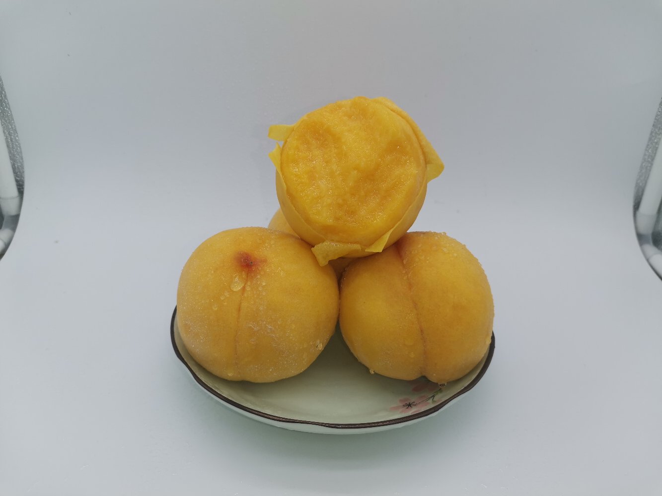 单个成熟83黄桃特写