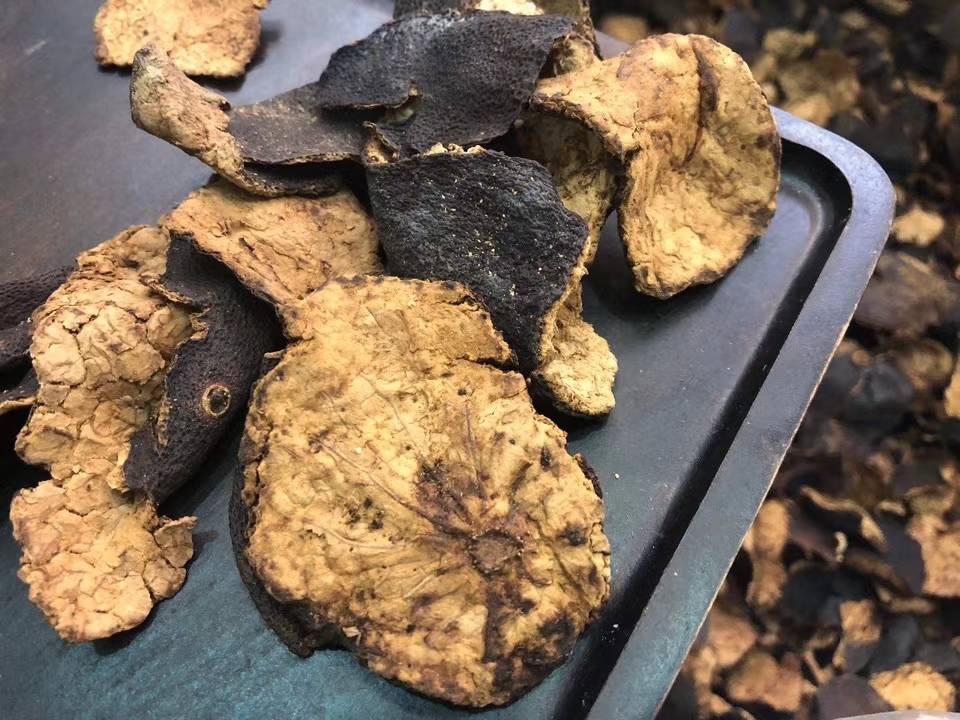 荔枝皮与头层皮对比图,展示两者在颜色、厚度和质地上的显著差异 荔枝皮与头层皮对比图