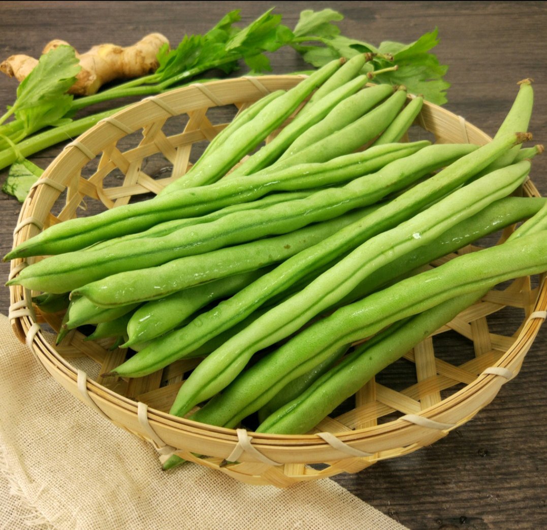 青豌豆清洗后的特写照片