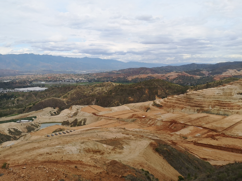 云南山区马铃薯梯田种植实景图
