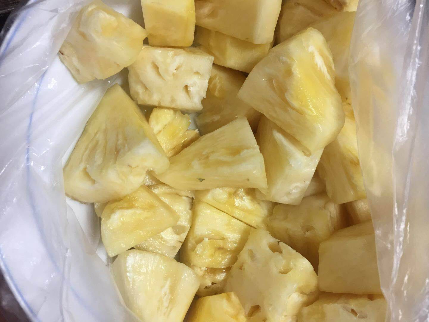 菠萝切块放入透明密封盒中冷藏