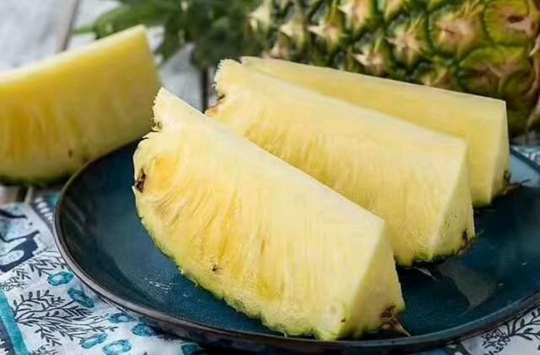 菠萝榨汁前的准备