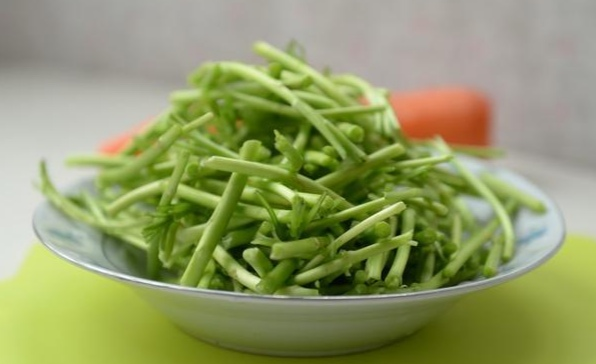 茼蒿豆腐汤成品图