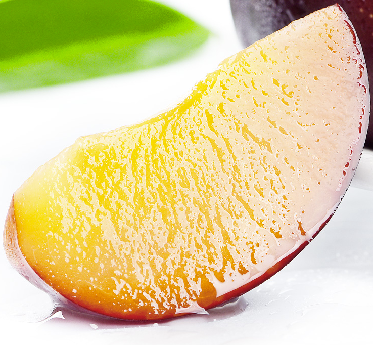 黑布林李子切面展示